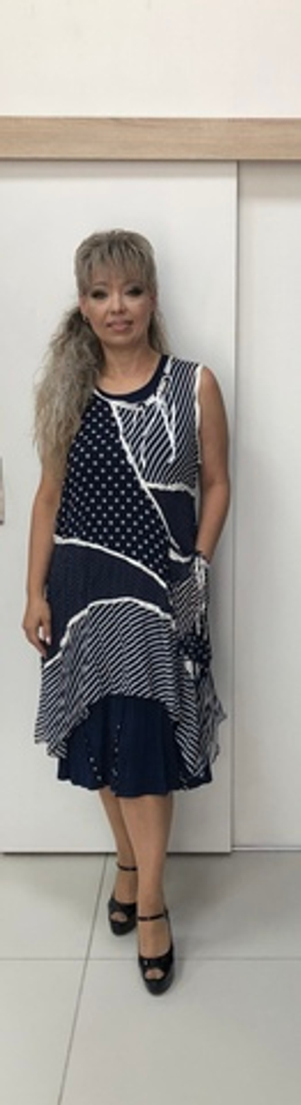 Летнее сине-белое платье с шифоновой накидкой