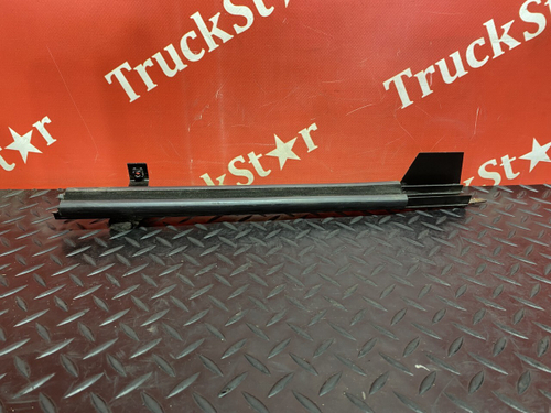 Направляющая стекла двери левой