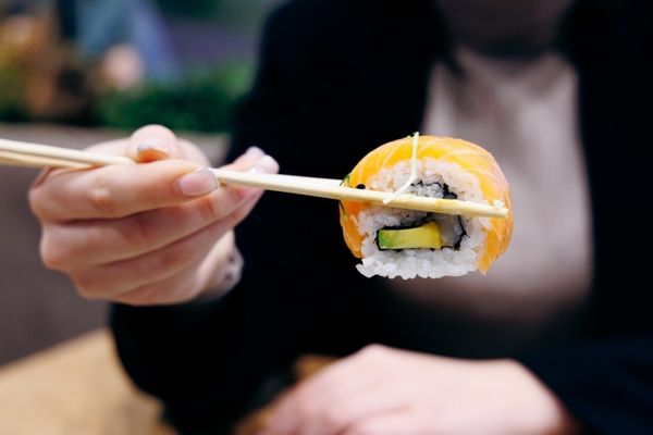 Как держать палочки для еды и как ими есть: пошаговое руководство Как держать палочки для еды и как ими есть: пошаговое руководство