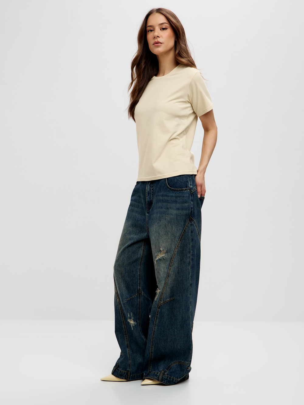 Классическая базовая футболка полуприлегающего силуэта