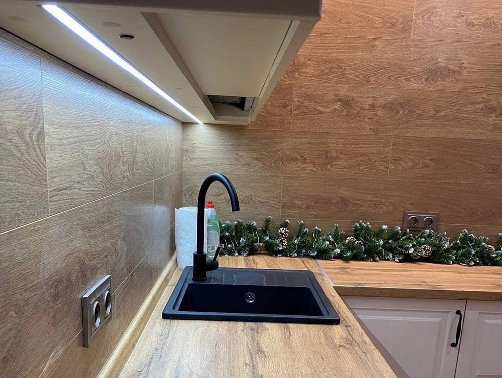 Угловая кухня — корпус ЛДСП 16 мм Kronospan, фасады МДФ 19 мм, столешница HPL 40 мм