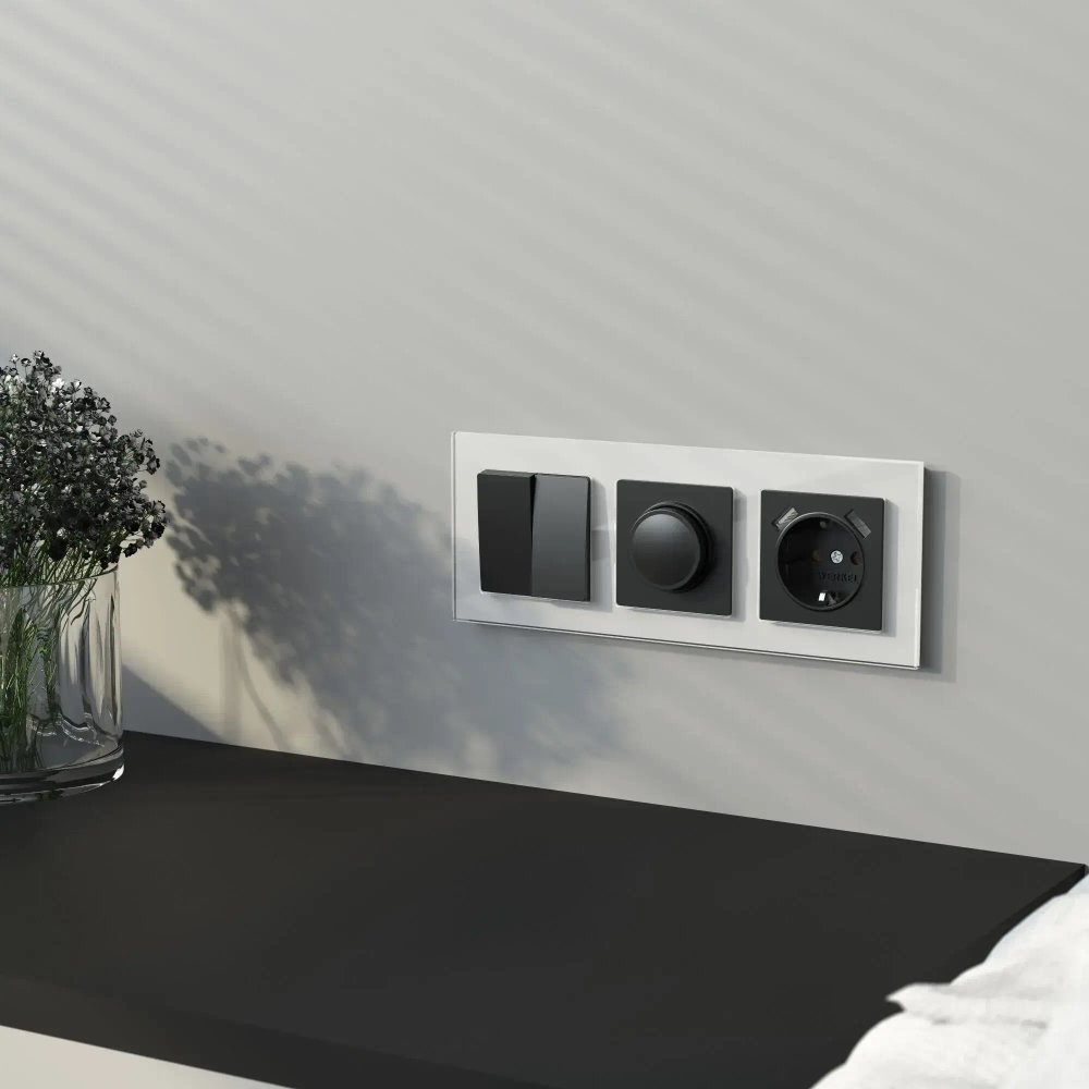 Рамка на 3 поста Favorit (белый,стекло) W0031101