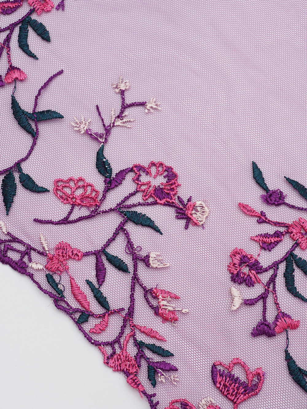 Вышивка на сетке ярко-фиолетовая с мультиколор широкая неэластичная ширина 31 см ОТРЕЗЫ