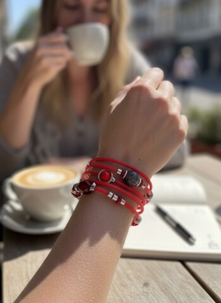 Браслет с бусинами гибкий красный