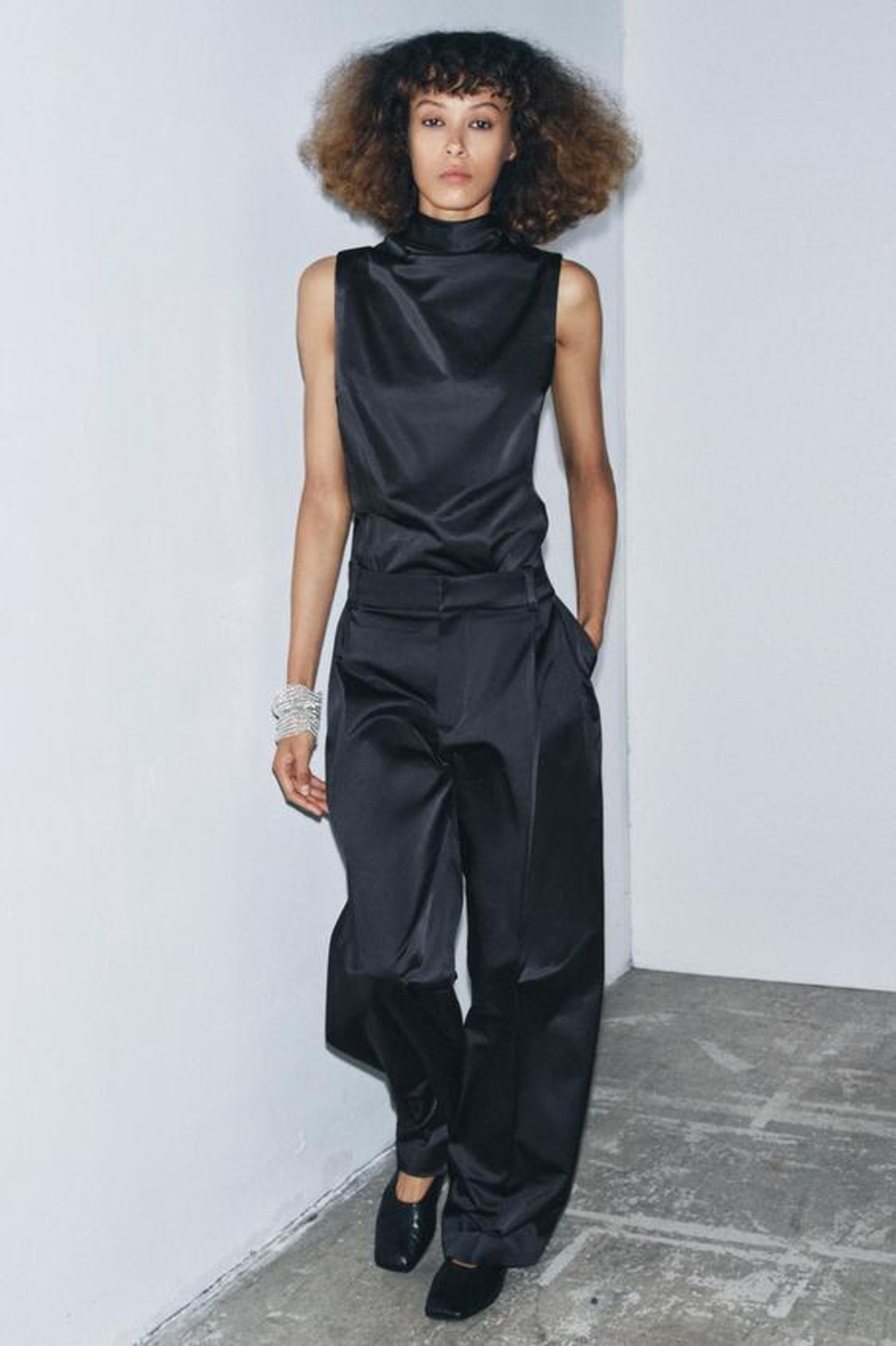 ZARA АТЛАСНЫЕ БРЮКИ С ЗАЩИПАМИ — ZW COLLECTION, ЧЕРНЫЙ