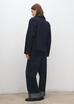 Джинсы с широкими штанинами и отворотами по низу