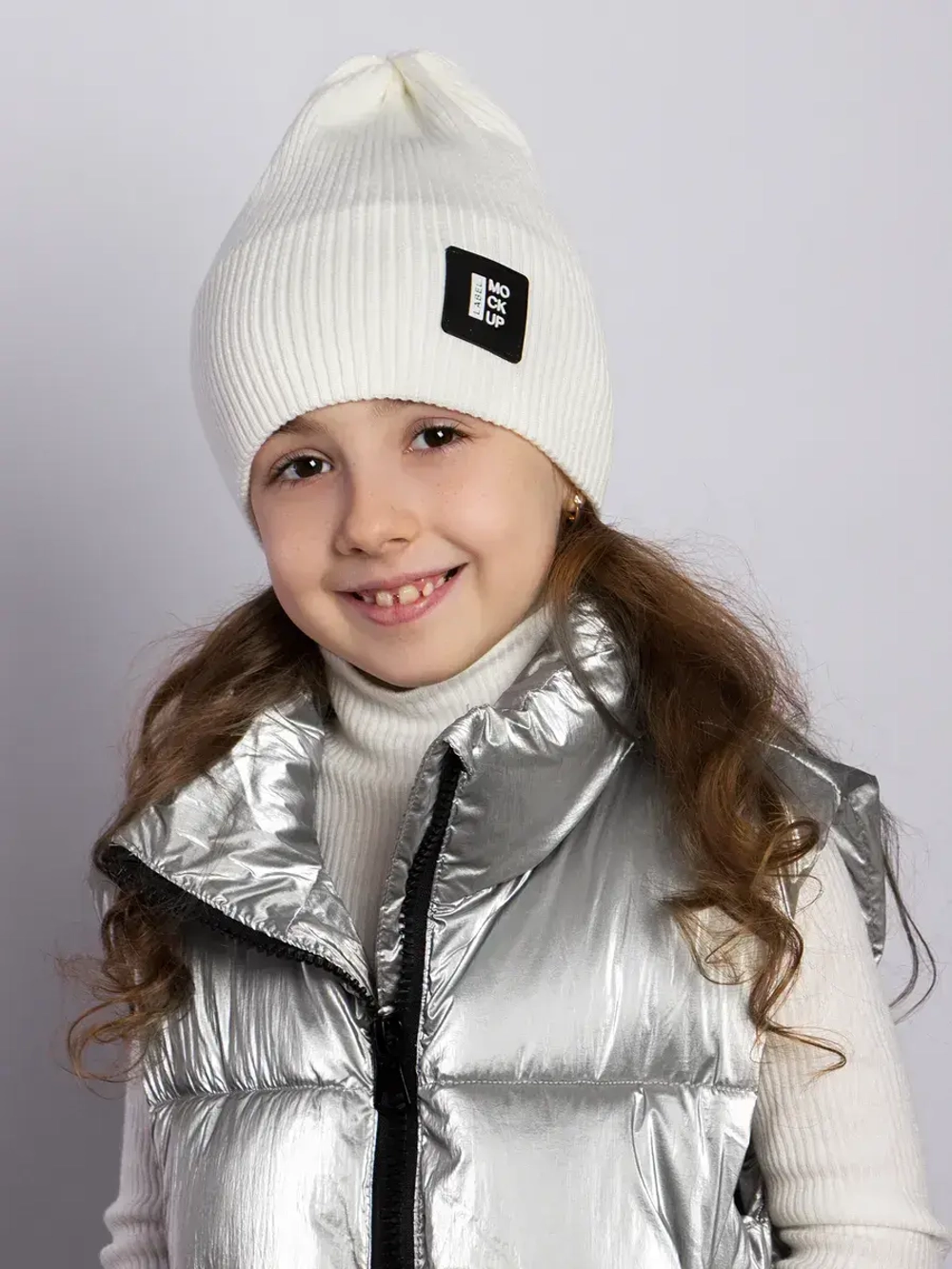 Белая шапка детская бини на осень