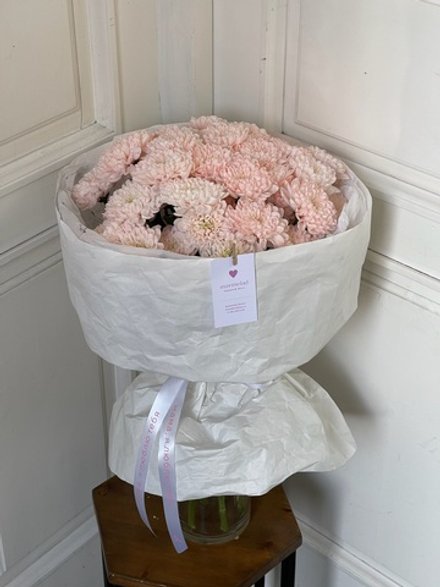 Авторский букет из хризантемы в персиковом оттенке