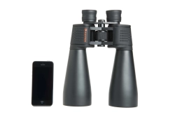 Бинокль Celestron SkyMaster 15x70 рядом со смартфоном