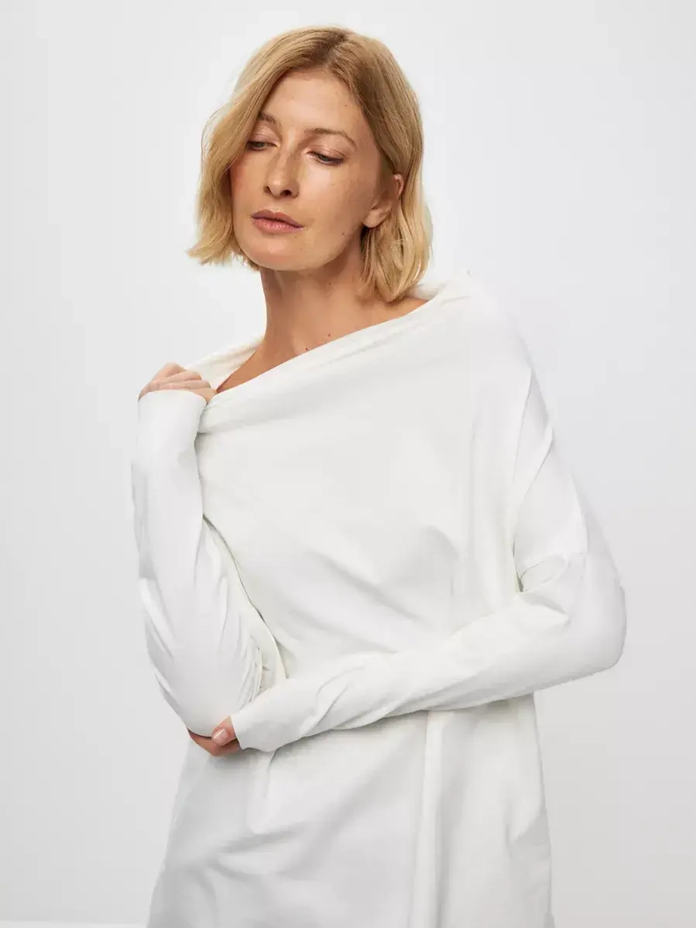 Лонгслив оверсайз с вырезом лодочка экрю