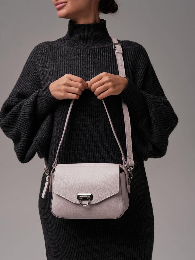 Сумка кожаная через плечо розовый дым