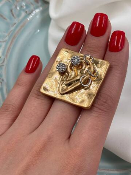 Кольцо золотистое квадратное Скиапар. "Ухо с пирсингом"