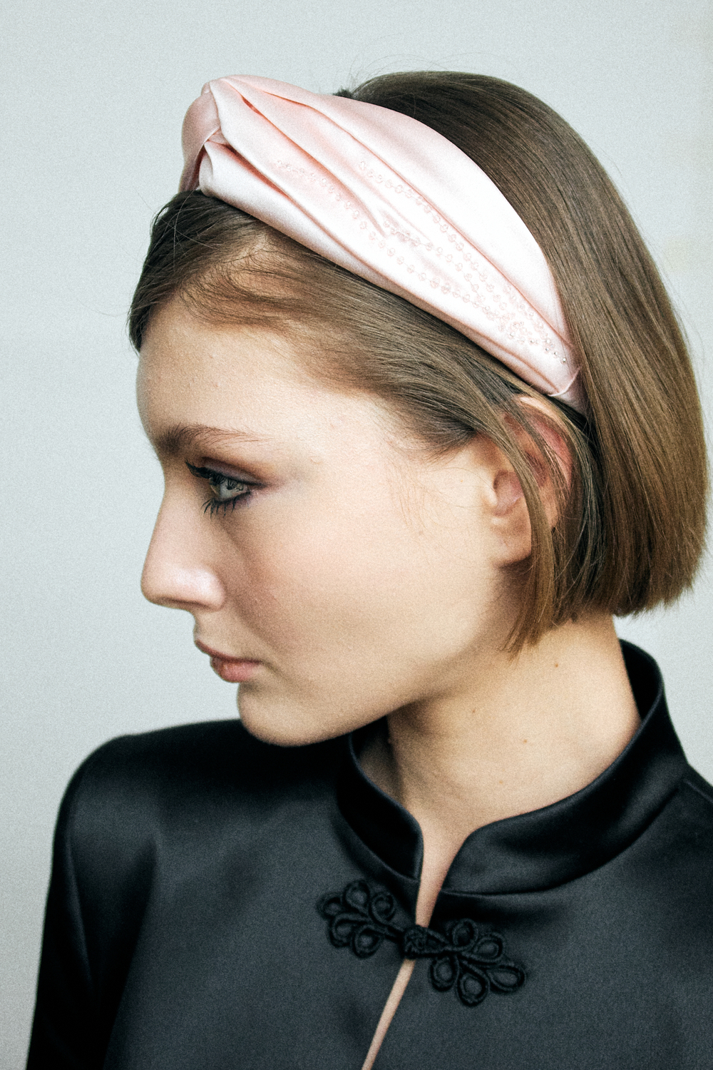 Ободок-узел из розового шелка с декором в виде веточки