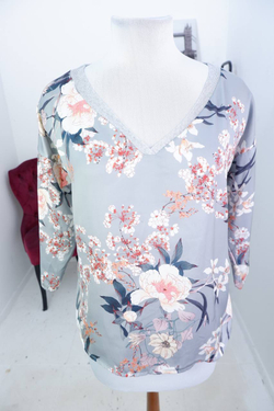 Блузка Mango c V образным вырезом, маркировка XS, визуально на 42 размер