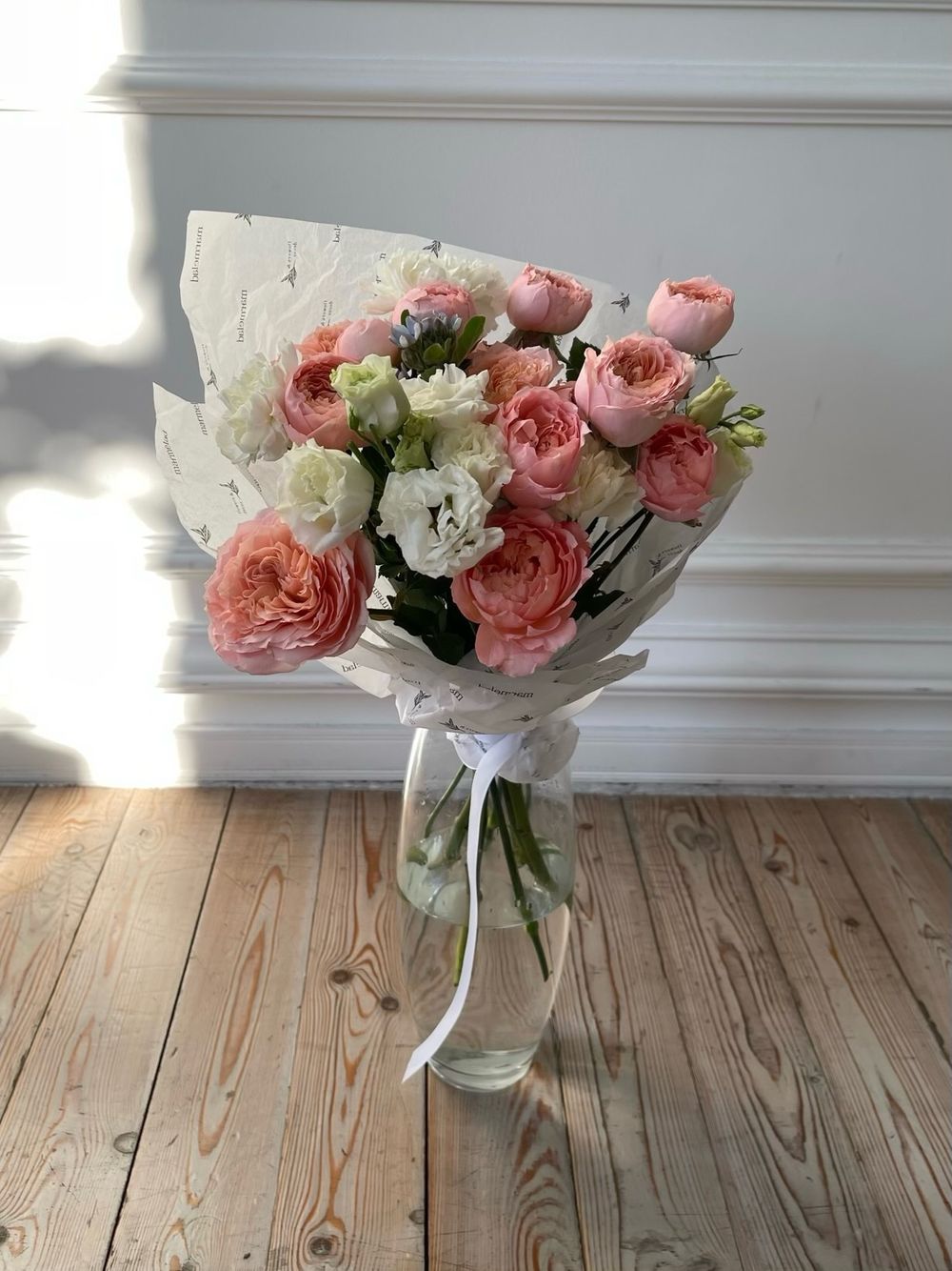 Букет в вазу с пионовидной персиковой  кустовой розой