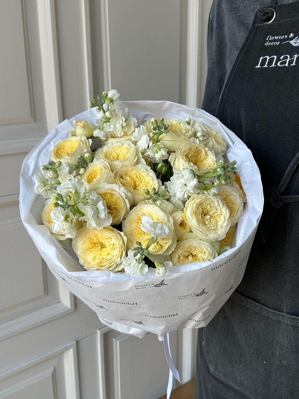 Букет сборный из кустовых пионовидных роз и маттиолы