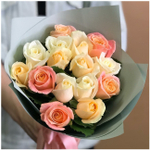 Цветы живые букет из роз нежный микс 15 шт 50 см в упаковке