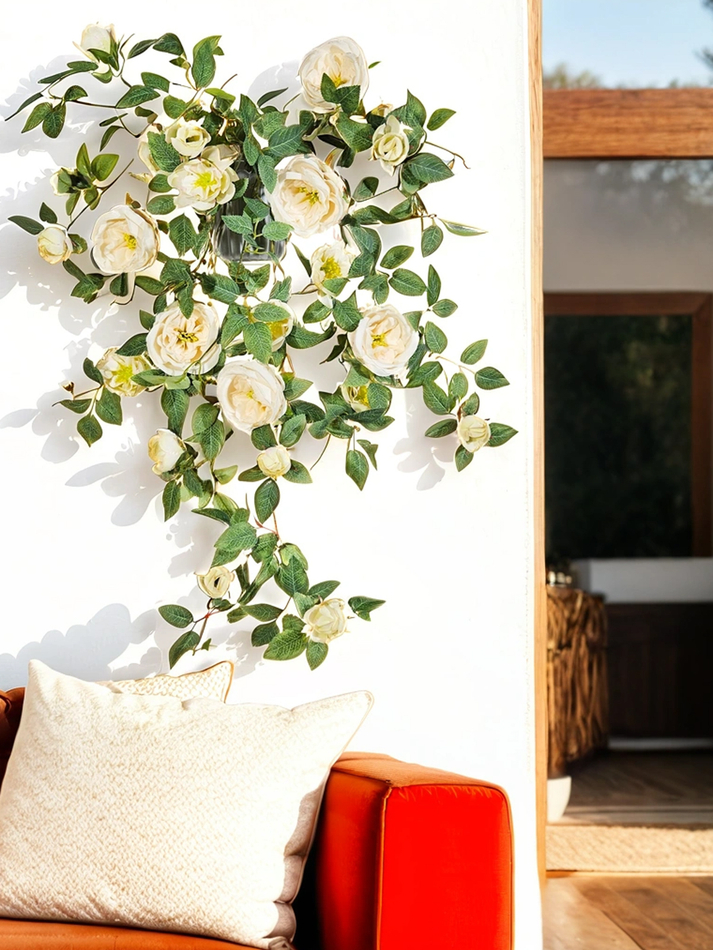 Искусственные цветы Камелия кремовая в настенном кашпо