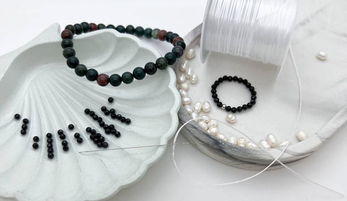 О преимуществах плоской резинки для браслетов и игл для бисера О преимуществах плоской резинки для браслетов и игл для бисера