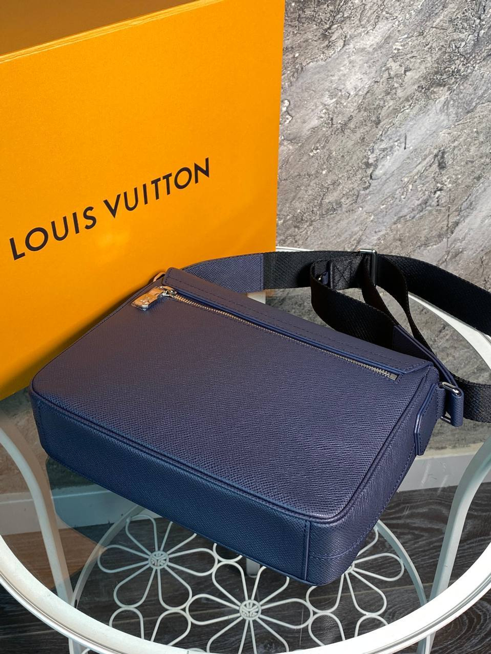 Сумка-мессенджер Louis Vuitton