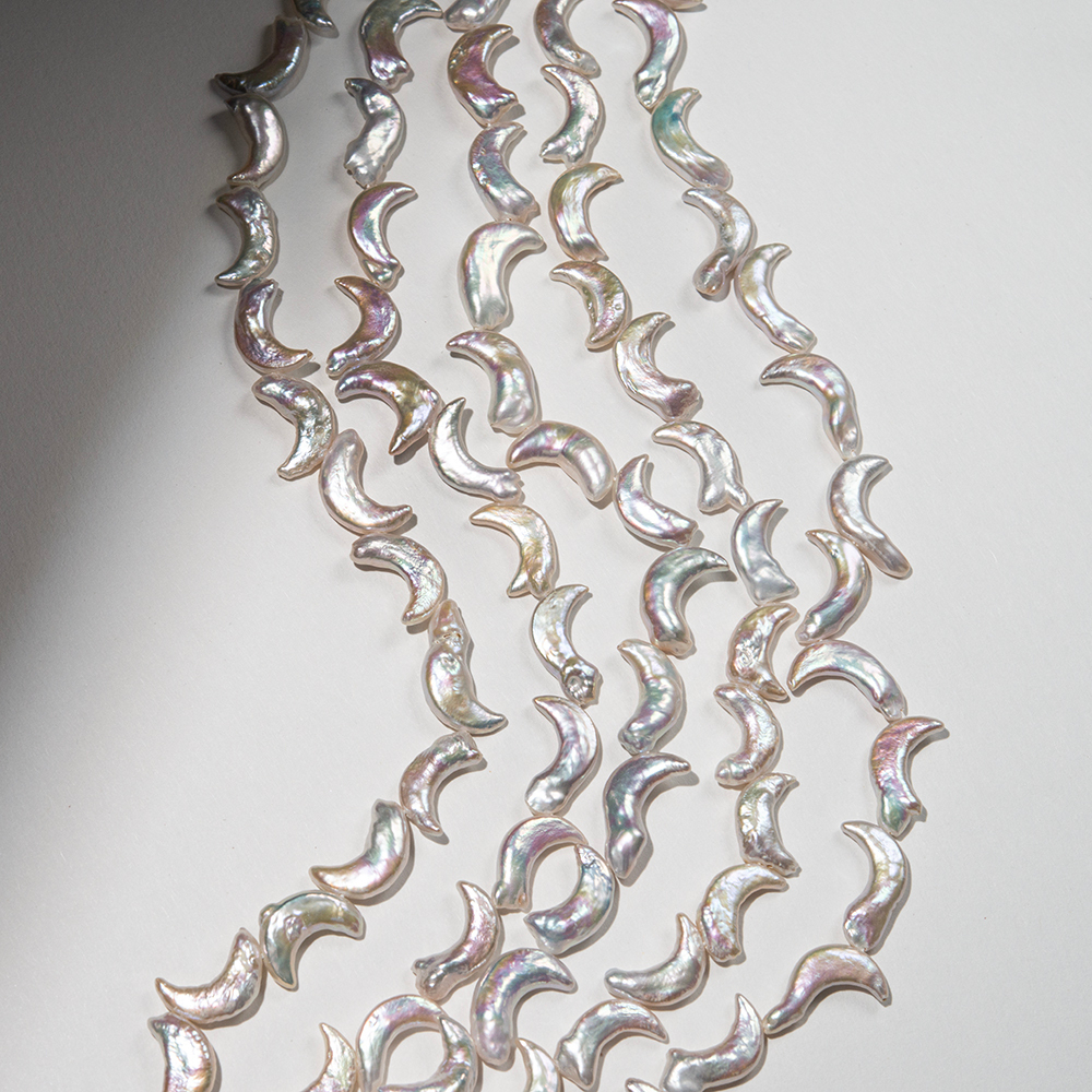 Жемчуг культивированный в форме лунниц, 18-21мм, белый