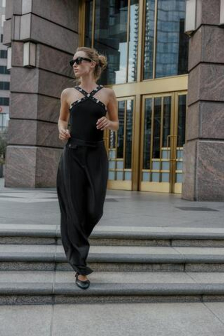ZARA ЭЛАСТИЧНОЕ БОДИ С ГОРЛОВИНОЙ ХАЛТЕР И ЦВЕТАМИ, ЧЕРНЫЙ