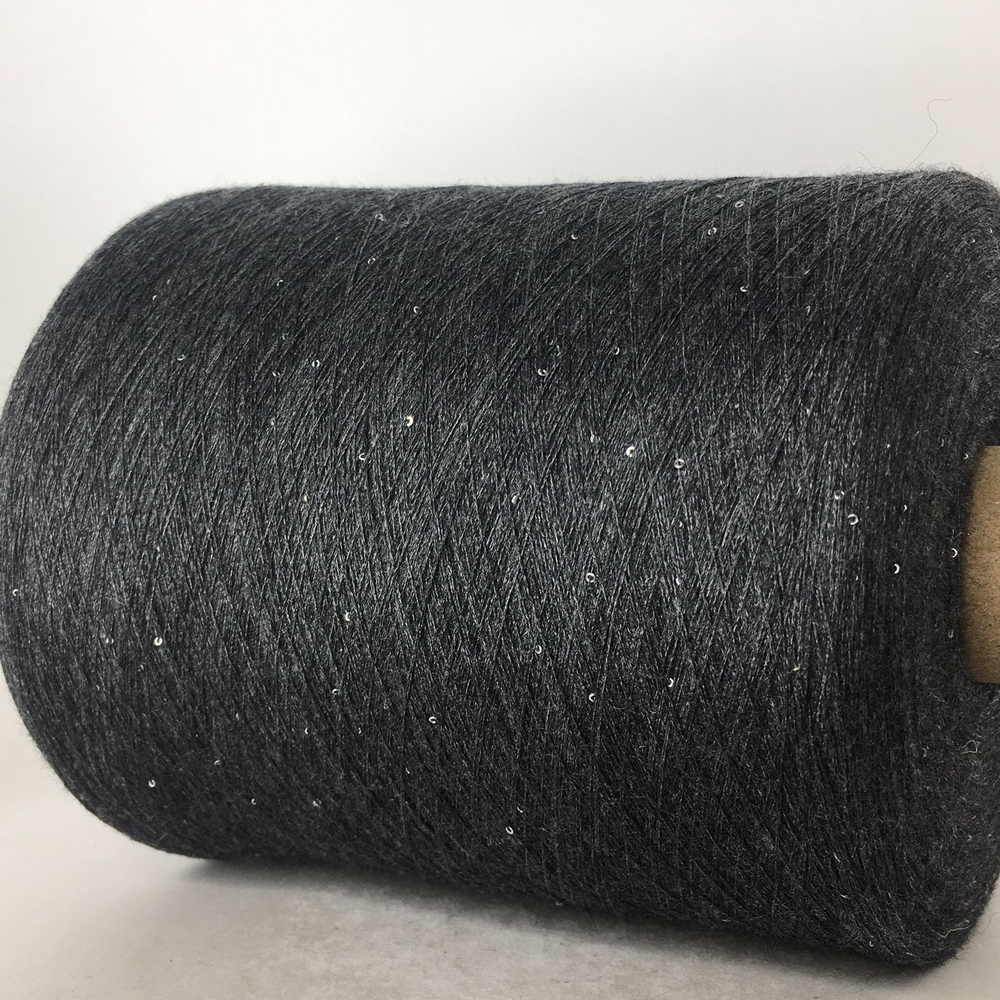 TRANSFORMARE ; 50% кашемир, 50% PVA, нанопайетки 1мм; 2500м/100гр; цвет: черный с серебристыми пайетками. Есть мал. бобинка 150гр.