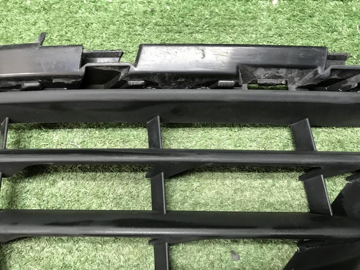 Решетка переднего бампера VW Touareg 2 NF (14-18)