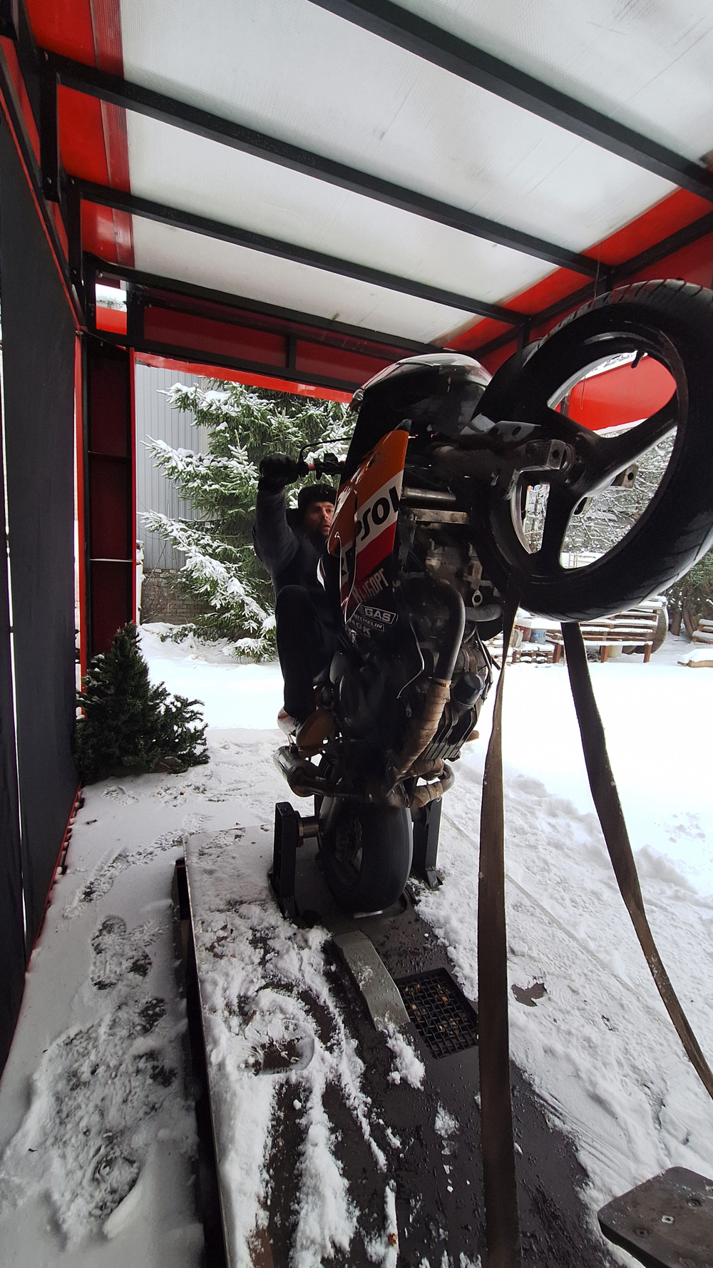 Обучение езде на заднем колесе мотоцикла