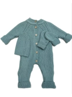 Комбинезон для малыша шапка и носки.