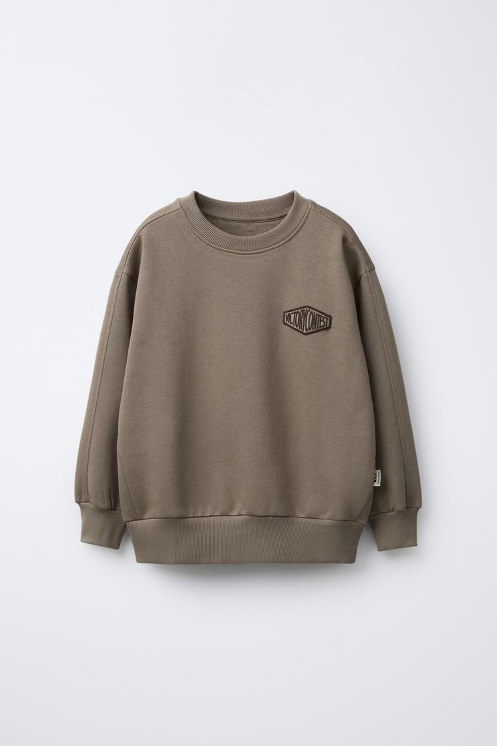 ZARA КОМПЛЕКТ ИЗ ТОЛСТОВКИ И ДЖОГГЕРОВ С ТЕКСТОВЫМ ПАТЧЕМ, КОРИЧНЕВЫЙ