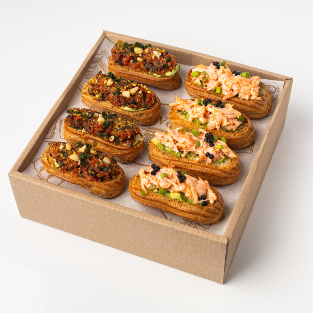 Сет мини-эклеров с крабом и сальсой из томатов