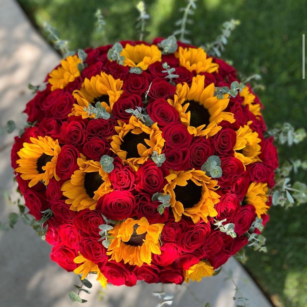 Букет из подсолнухов в красных роз «Огни солнца»