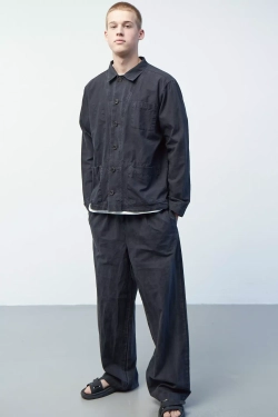 Верхняя мужская рубашка с карманами из черного вареного хлопка