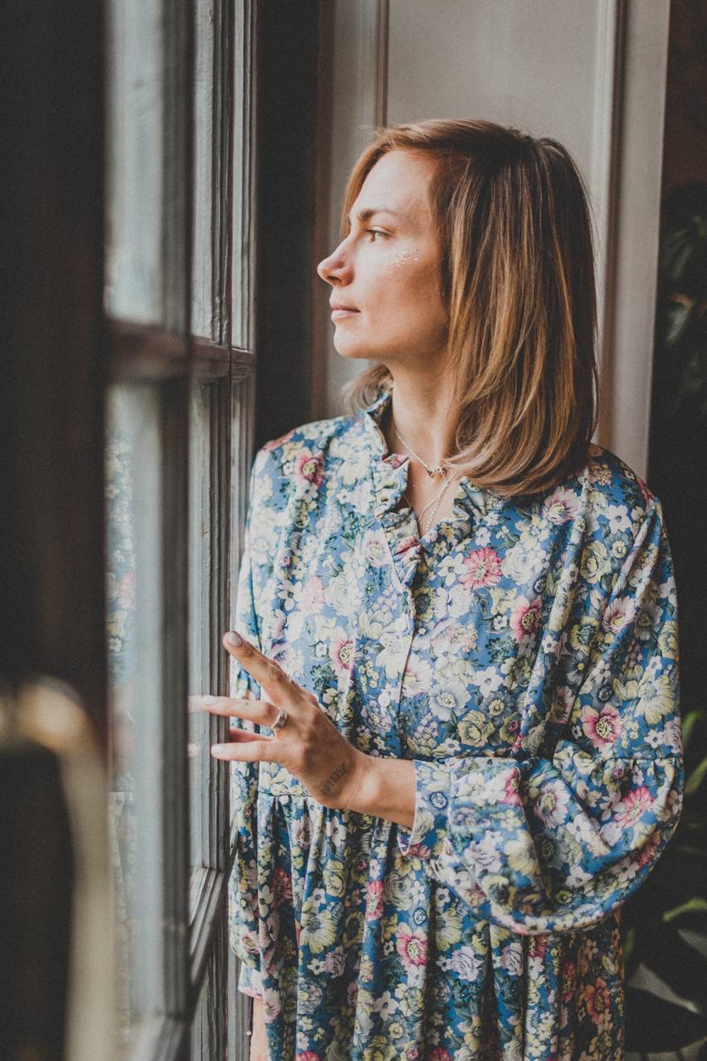 Платье оверсайз "Рюши" из штапеля-твила, яркие цветы на голубом