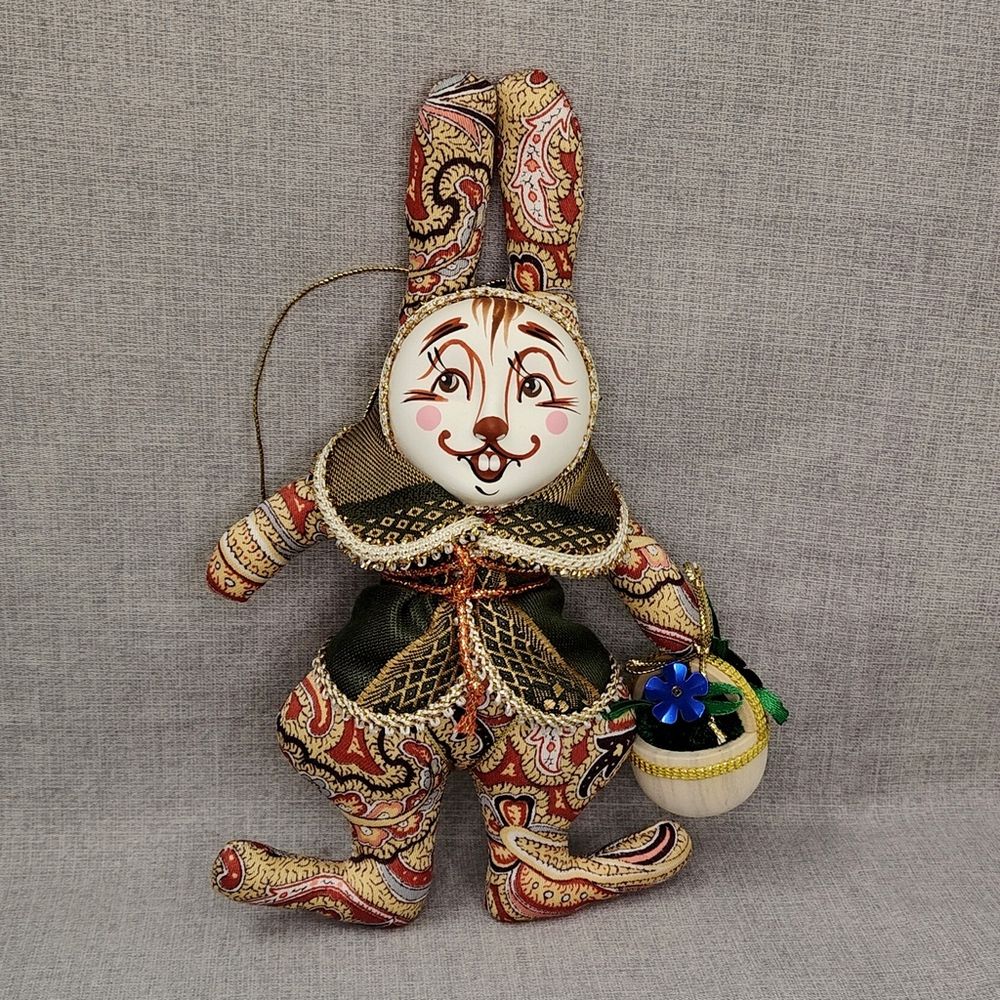 Ёлочная игрушка Кролик в жилете с аксессуаром