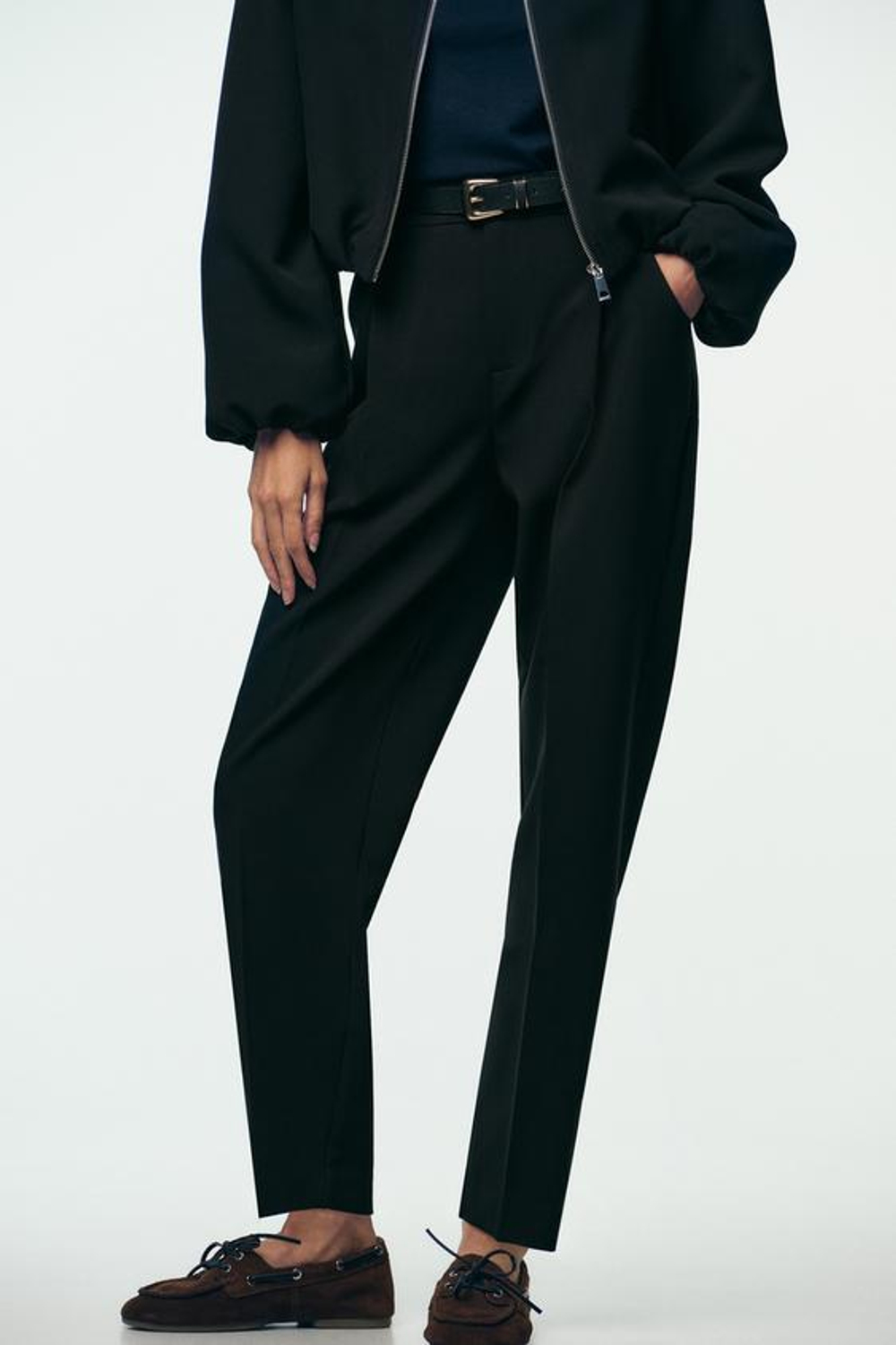 ZARA БРЮКИ С ЗАЩИПАМИ И РЕМНЕМ, ЧЕРНЫЙ