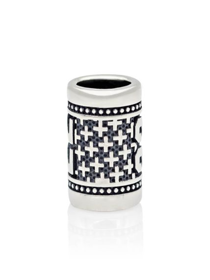 Фото шарм цифра число 22 из серебра на белом фоне сбоку