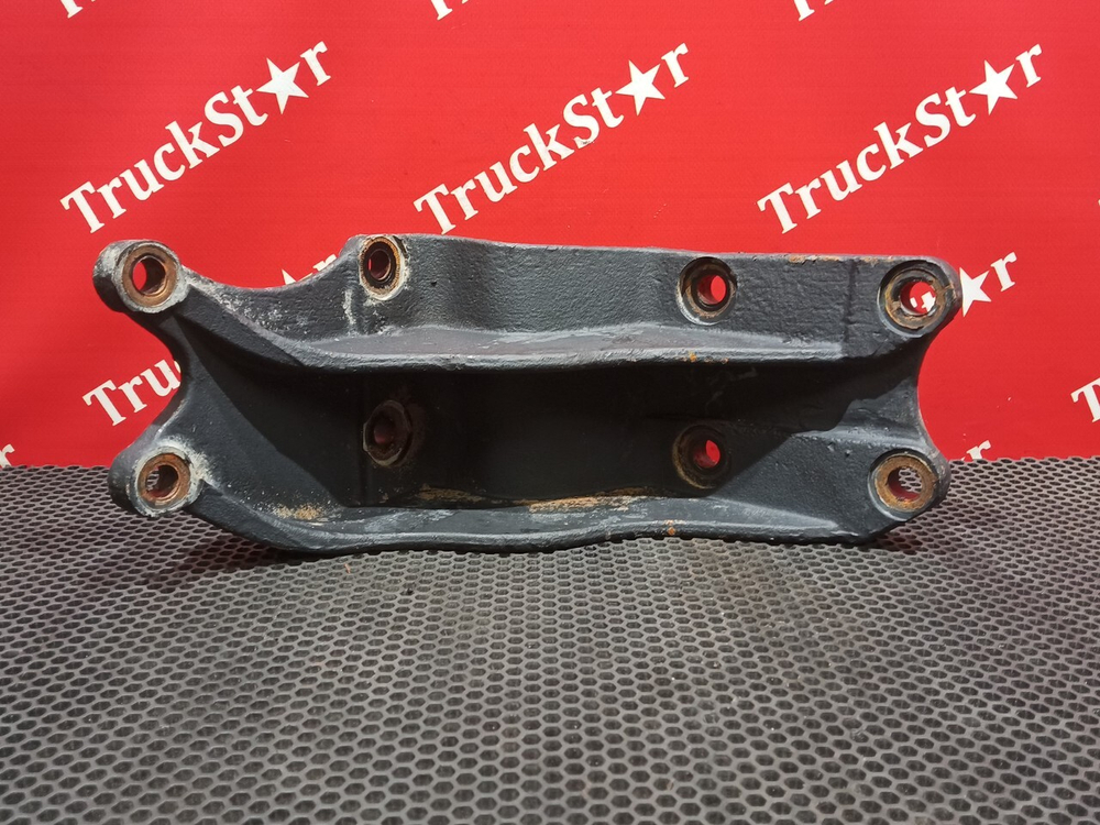 Кронштейн траверсы передней правый 2023г