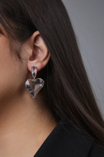 Серьги пусеты из прозрачных кристаллов капля и сердце, оттенок серебро