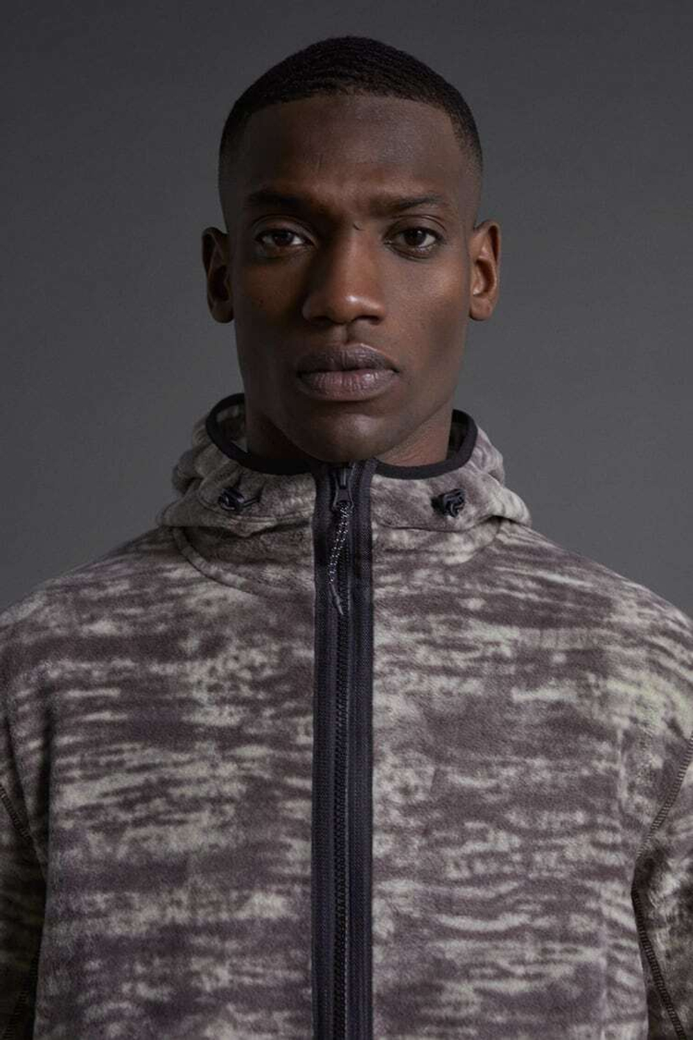 ZARA КУРТКА ИЗ ПОЛАРФЛИСА С АБСТРАКТНЫМ УЗОРОМ, ТЕМНО-РОЗОВЫЙ