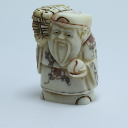 Нэцкэ Дзюродзин с корзиной фруктов на плече и персиком