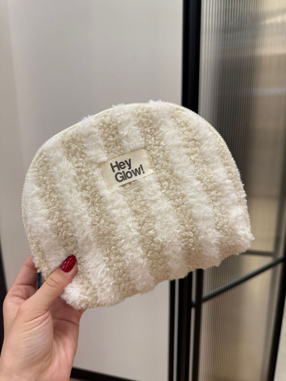 HEY GLOW  Плюшевая косметичка в полоску (коричнево-розово-молочную)