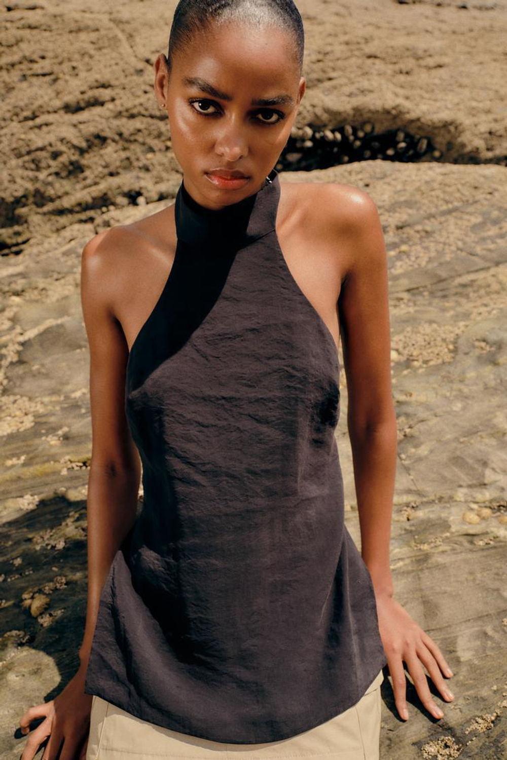 ZARA СТРУЯЩИЙСЯ ТОП С ГОРЛОВИНОЙ ХАЛТЕР И ОТКРЫТОЙ СПИНОЙ, ЧЕРНЫЙ