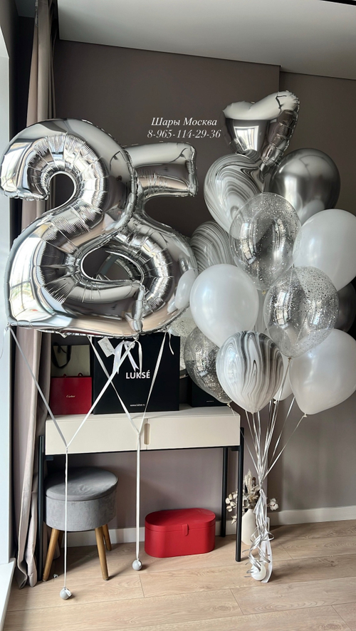 Большие серебряные цифры с воздушными шарами