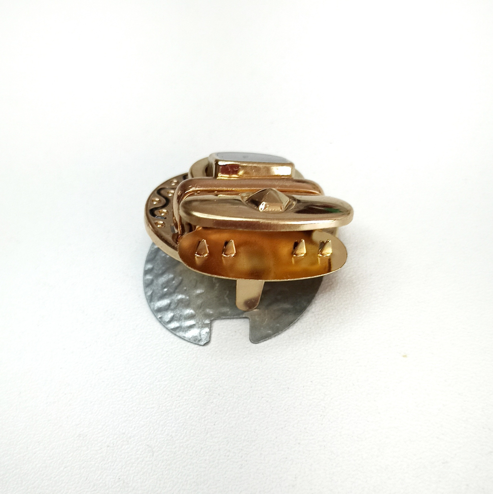 Замок-защелка на зажимах 32*38 Золото