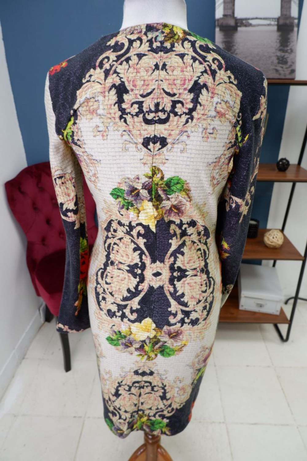 Платье оригинальной расцветки 44 размер