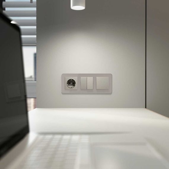 Розетка с заземлением и шторками (дымчатый) W1271104/ a069463