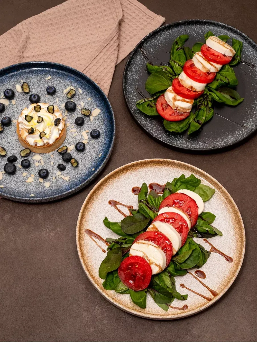 Набор посуды 6 тарелок плоские черные с бортиком 26 см