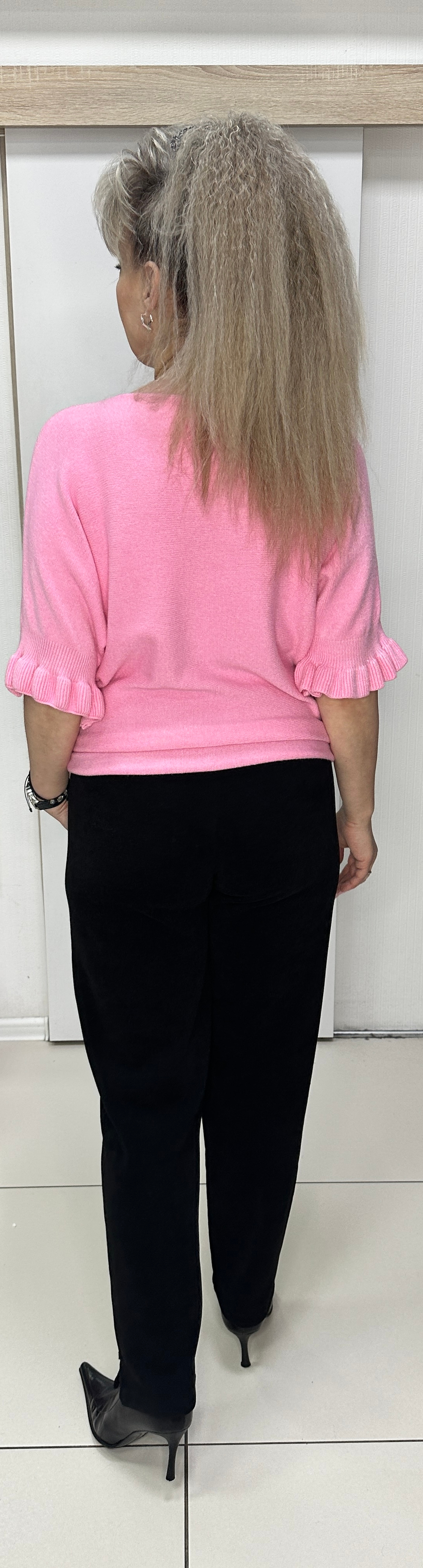 Розовый джемпер с рюшей по рукавам